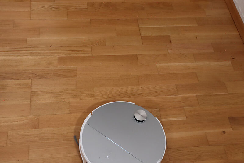 Roborock Saros 10 entfernt fast alle Linsen vom Parkett im Saugtest